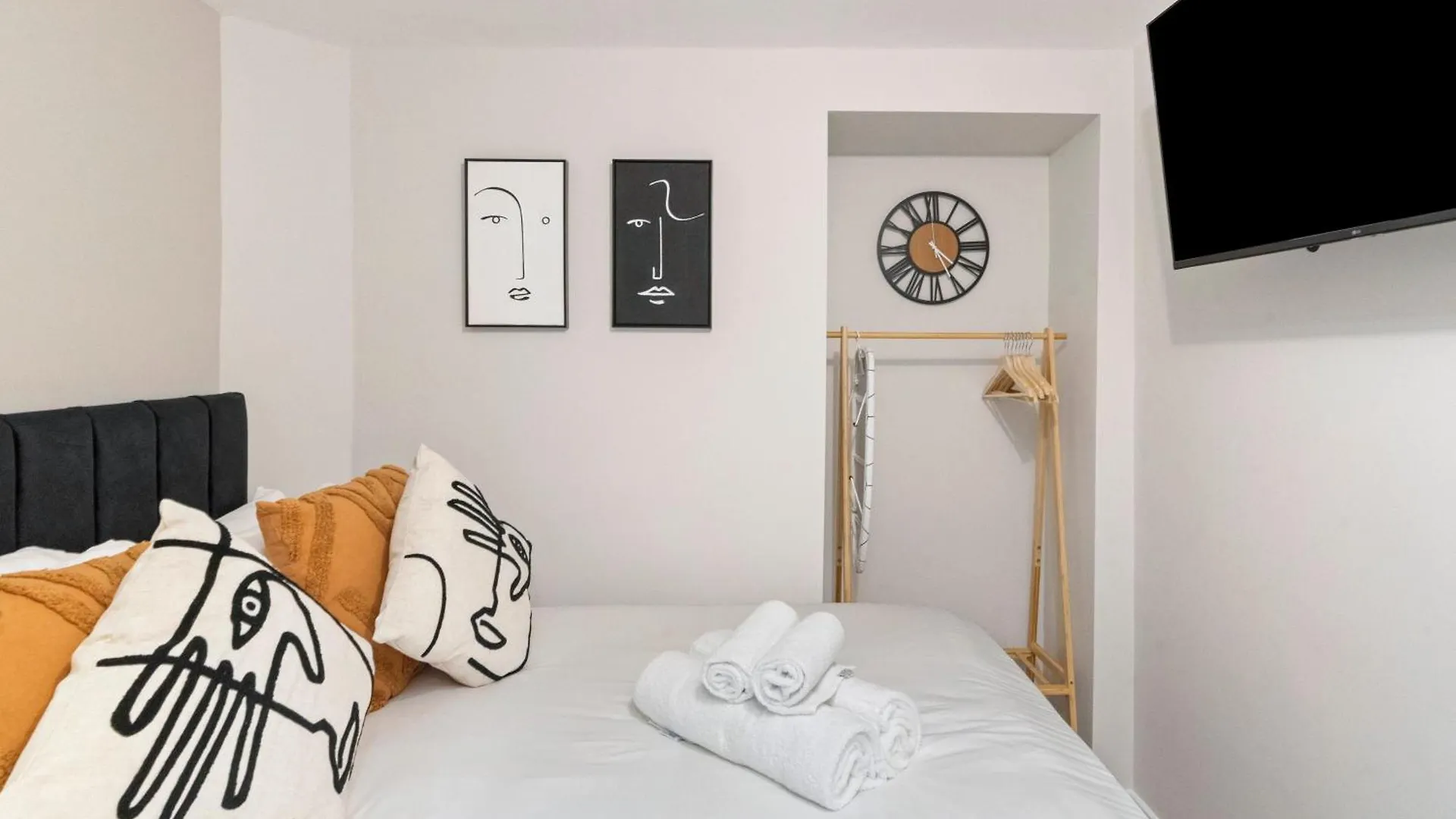 Apartment Chic City Pad: Modern Studio Retreat London