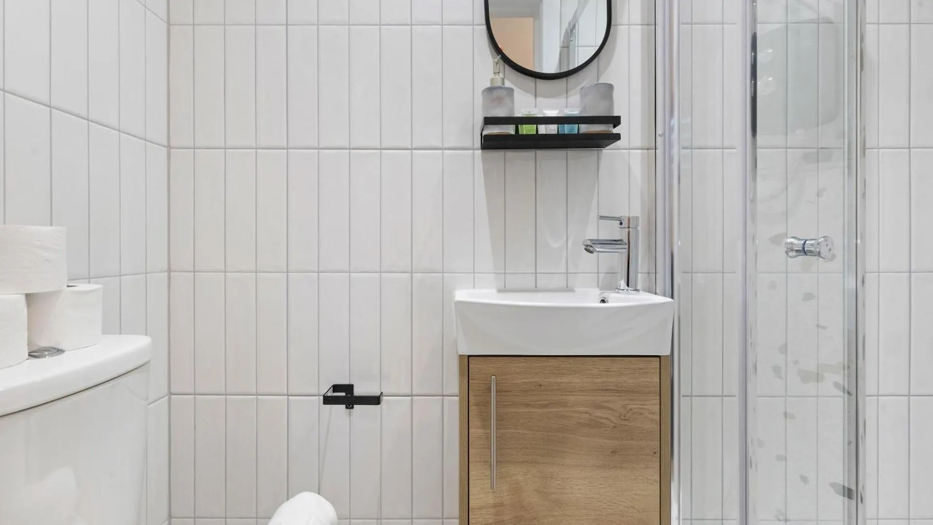 Apartment Chic City Pad: Modern Studio Retreat London
