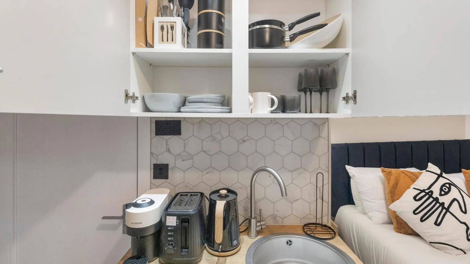Apartment Chic City Pad: Modern Studio Retreat London