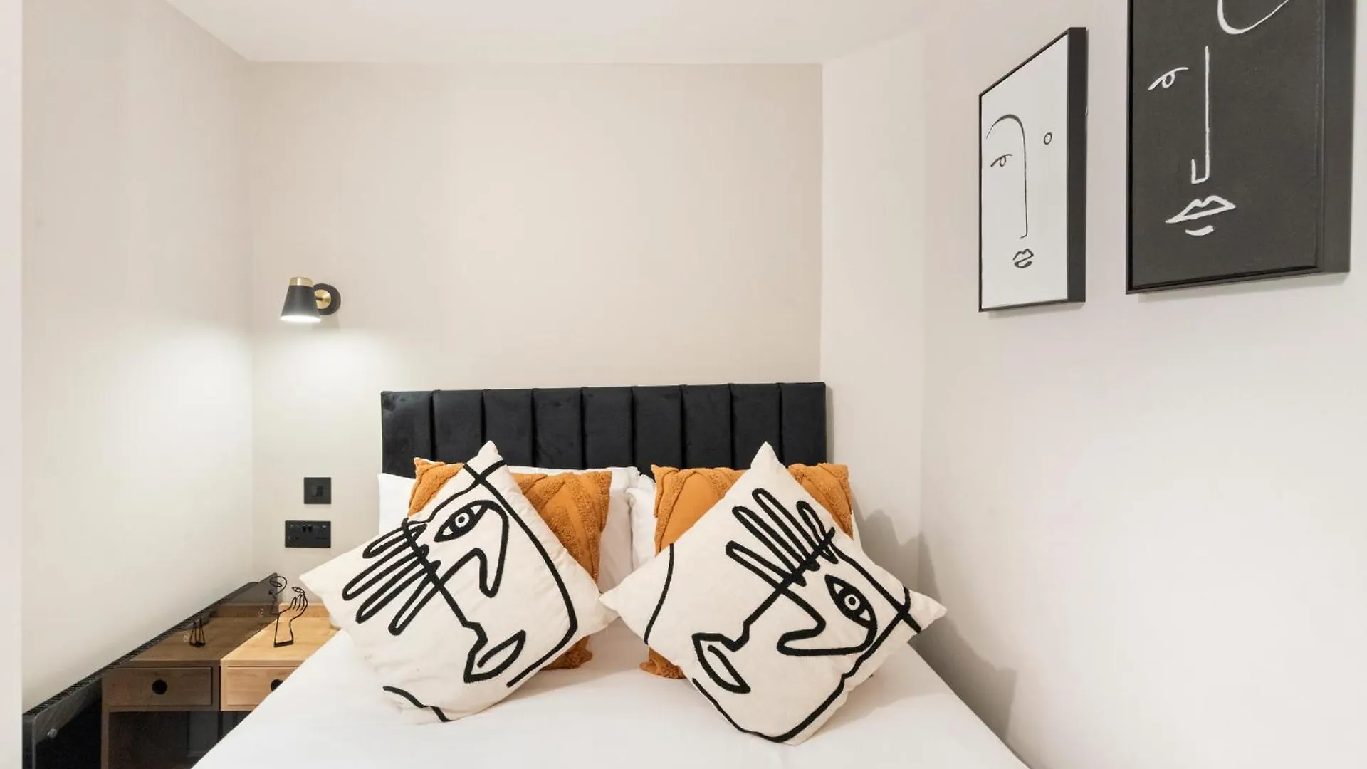 Apartment Chic City Pad: Modern Studio Retreat London