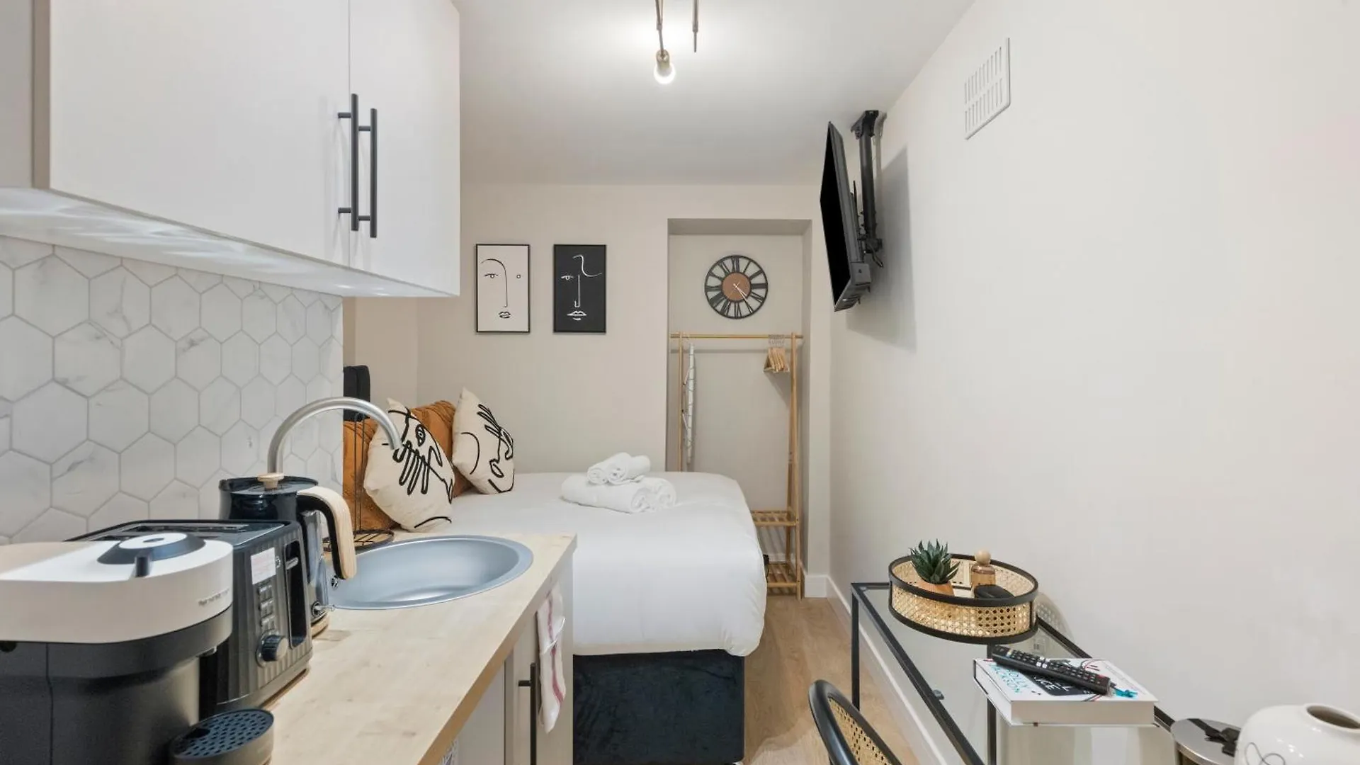Chic City Pad: Modern Studio Retreat London
