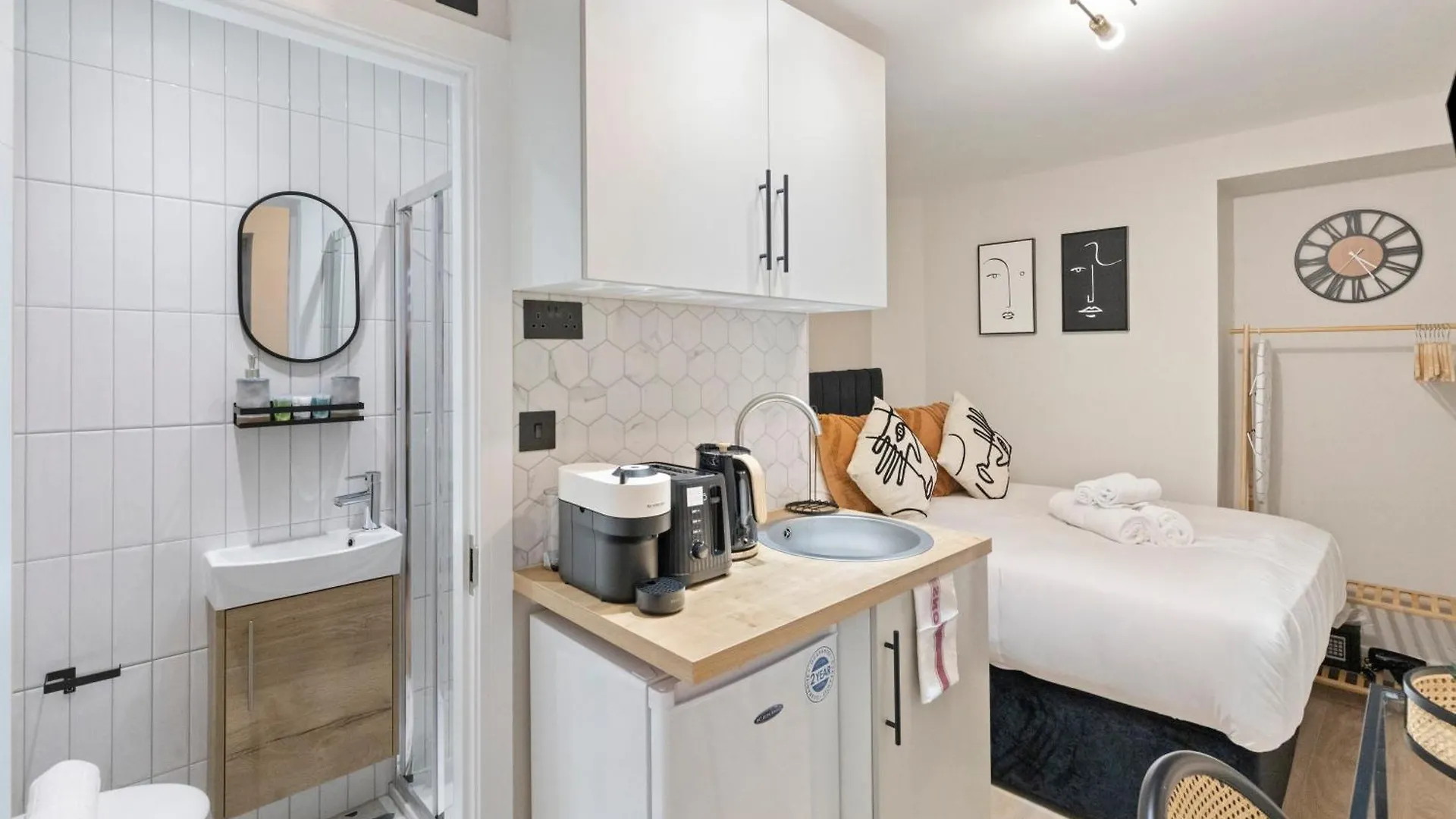 Chic City Pad: Modern Studio Retreat London 0*,
