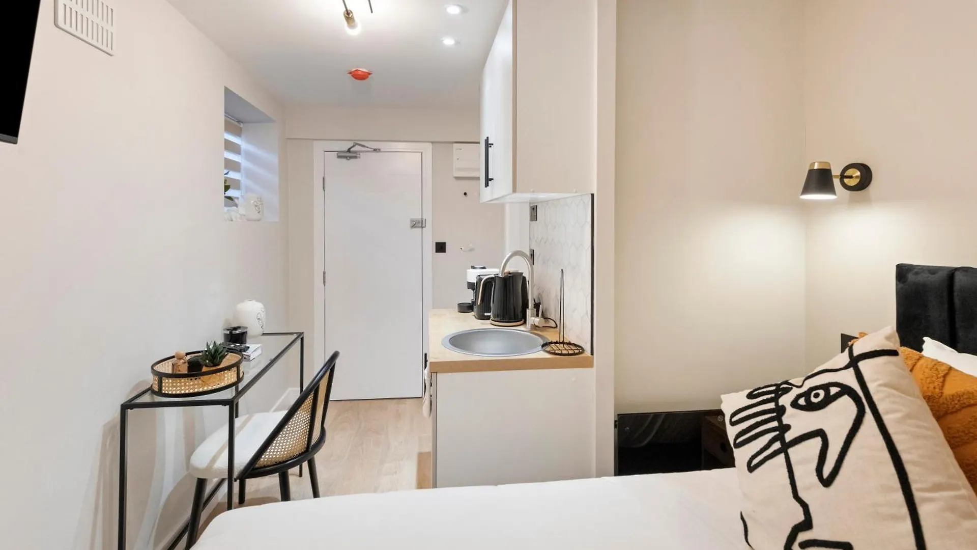 Chic City Pad: Modern Studio Retreat London Lejlighed